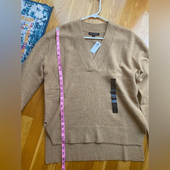 NWT Wide V Neck sweater from Banana Republic factory - Picture 6 of 7